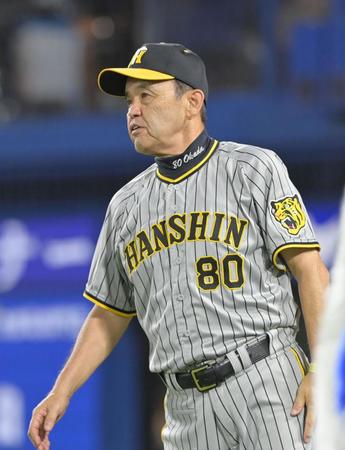 　選手交代を球審へ伝える岡田監督＝４日