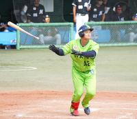 　３回、特大ファールを放ち、豪快にバットを放り投げる沢井（撮影・高石航平）