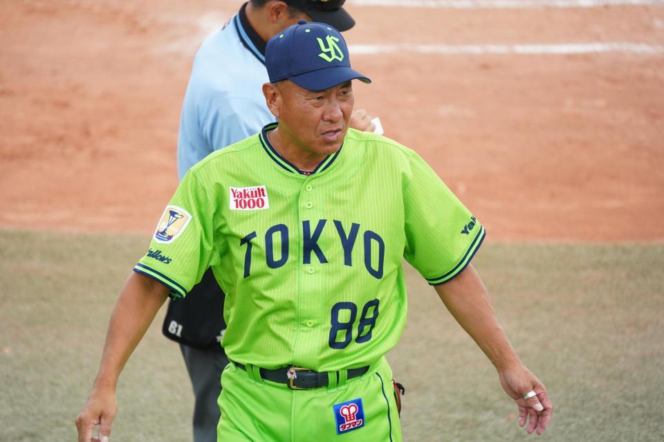 　交代を告げ、ベンチに戻る池山２軍監督（撮影・高石航平）