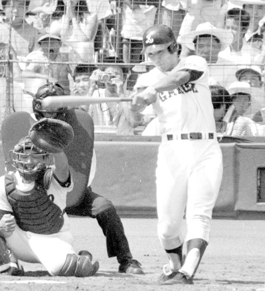 　決勝の宇部商戦での６回、中越えに同点ホームランを放つＰＬ学園・清原＝１９８５年