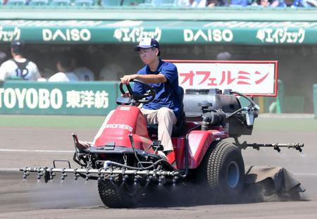 九州国際大付対土浦日大戦の前にグラウンド整備をする阪神園芸・西上尚希さん＝甲子園（撮影・伊藤笙子）