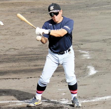 　ノックをする仙台育英・須江監督（右）＝撮影・中野裕美子