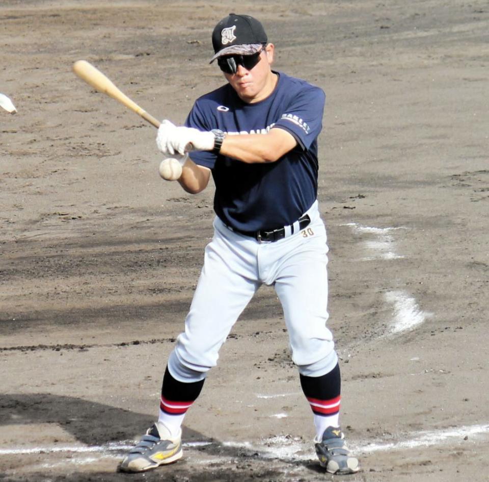 　ノックをする仙台育英・須江監督（右）＝撮影・中野裕美子