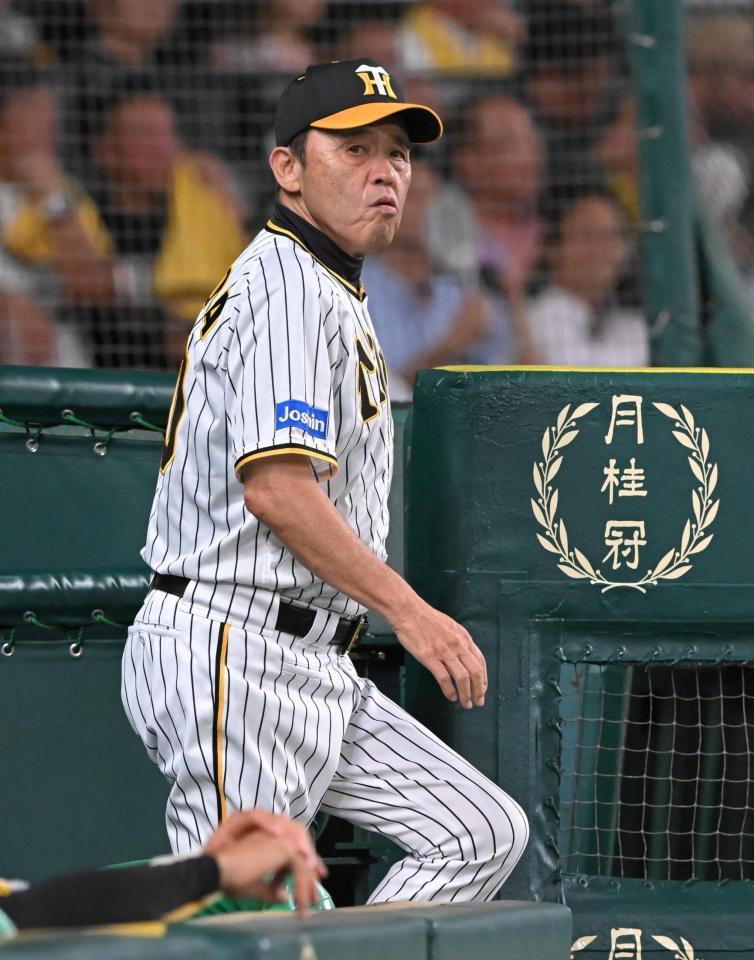 　７回の攻撃を終え、選手交代を告げにベンチを出る岡田監督＝３０日
