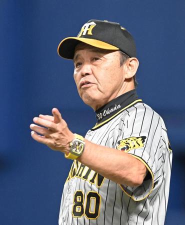 　選手交代を告げる岡田監督＝バンテリンドームナゴヤ