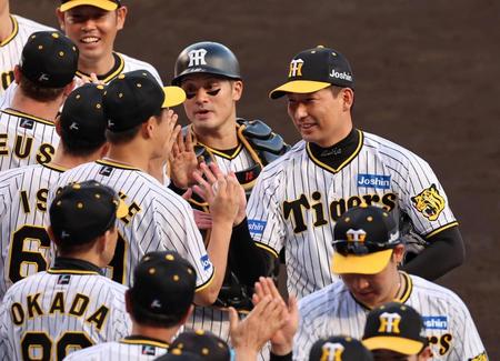 　大竹にウイニングボールを手渡す岩崎（右）＝撮影・山口登