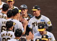 　大竹にウイニングボールを手渡す岩崎（右）＝撮影・山口登