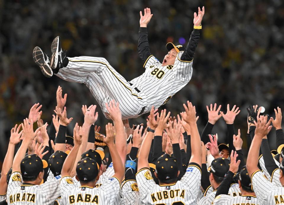 　リーグ優勝を決めてナインに胴上げされる阪神・岡田監督＝１４日