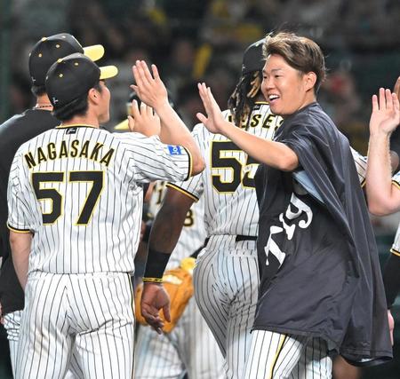 ８勝目を挙げ、阪神・長坂拳弥（57）とタッチを交わす阪神・西勇輝＝甲子園（撮影・高部洋祐）