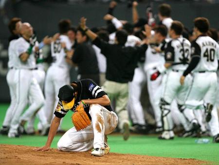 　九回、稲葉にサヨナラ打を浴びがっくりとひざまずく斉藤和＝２００６年１０月撮影