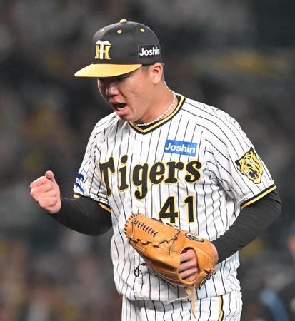 　１回を無失点で切り抜け、ガッツポーズの村上（撮影・高部洋祐）