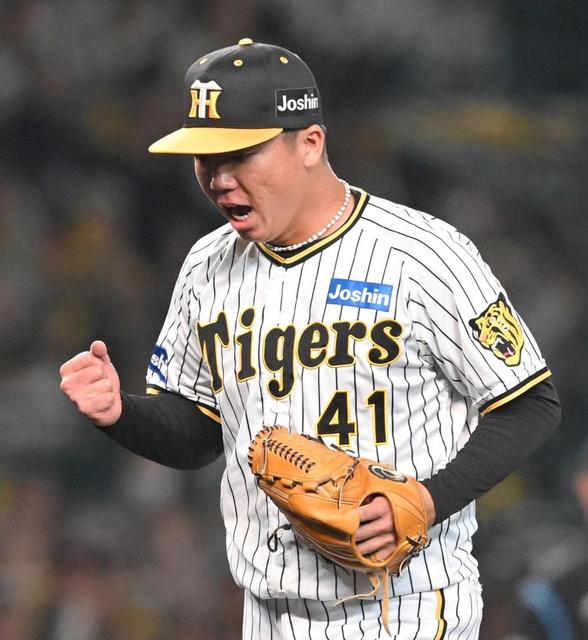 なぜ阪神・村上は重圧のかかるCS初戦で勝利することができたのか 右腕を助けた広島・菊池のワンスイング