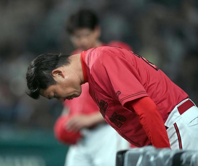 【写真】新井監督の人柄にじむワンシーン 敗北の甲子園に深々とお辞儀 その腰の角度が
