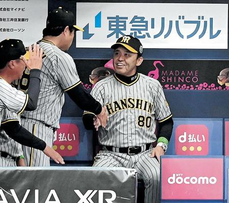 初戦を制して笑顔の岡田監督（撮影・飯室逸平）