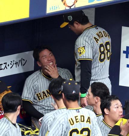 　７回を終えベンチに戻った村上は安藤コーチから声を掛られる（撮影・山口登）