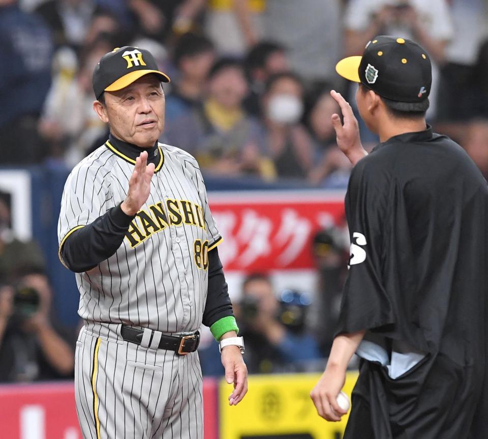 　初戦に勝利し、村上を迎える岡田監督（左）＝撮影・北村雅宏