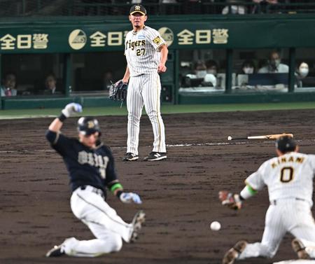 　５回、東の送りバントを二塁へ悪送球する伊藤将（撮影・金田祐二）