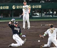 　５回、東の送りバントを二塁へ悪送球する伊藤将（撮影・金田祐二）