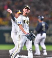 　５回、４点目を失い、悔しそうにベンチへ戻る伊藤将（撮影・西岡正）