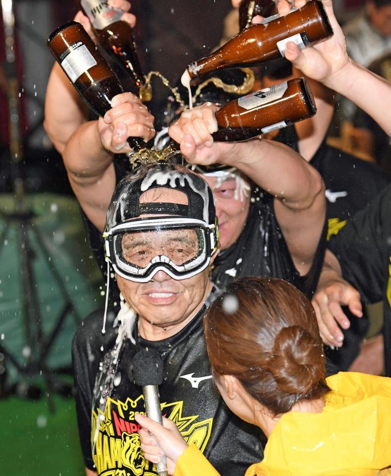 野球】阪神日本一のビールかけ 珍しく選手と肩を組み、目尻を