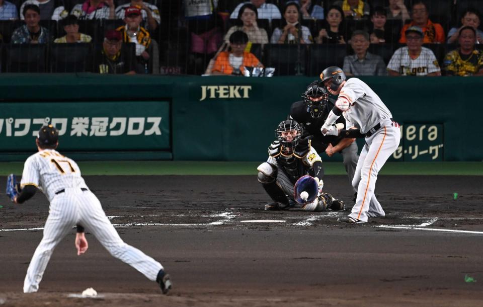 　青柳から四球を選ぶ坂本＝９月１３日、甲子園