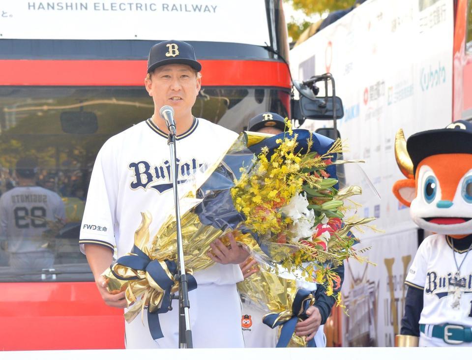 　セレモニーで花束を手にあいさつする杉本（撮影・和田康志）