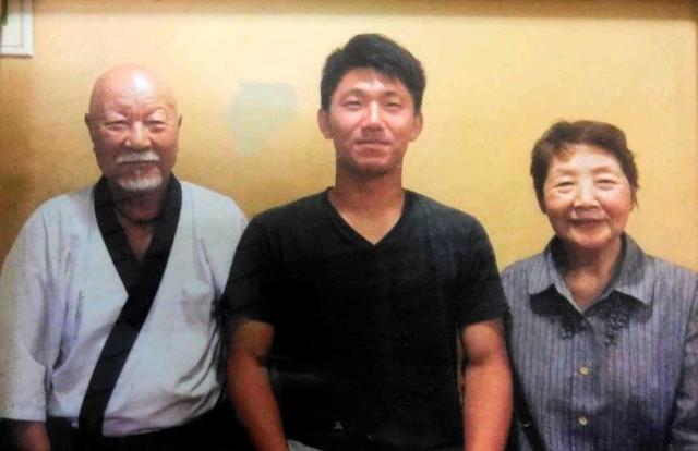 　福井祥人さん（左）、妻の久子さん（右）と笑顔で写真に写るＪＲ東日本時代の伊藤将（石井恵さん提供）