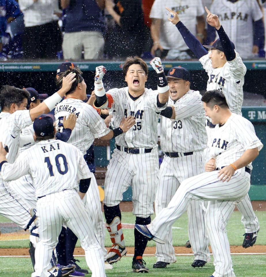 　ＷＢＣ準決勝のメキシコ戦でサヨナラ打を放ち歓喜する村上（中）