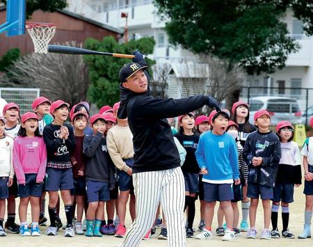 　子どもたちにバッティングを披露する森下（１２月５日撮影）