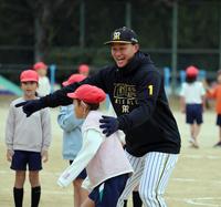 　子どもたちと交流し笑顔を見せる森下（１２月５日撮影）