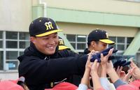 笑顔で子どもたちとタッチする森下（１２月５日撮影）