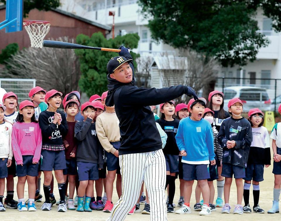 　子どもたちにバッティングを披露する森下（１２月５日撮影）