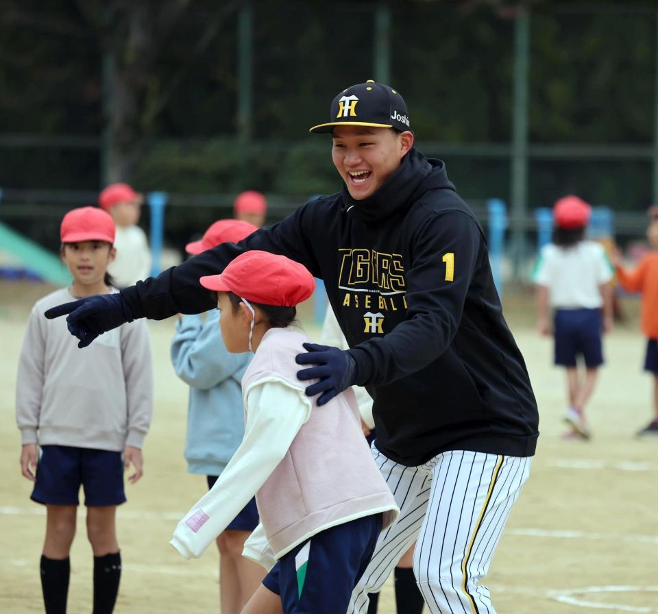 　子どもたちと交流し笑顔を見せる森下（１２月５日撮影）