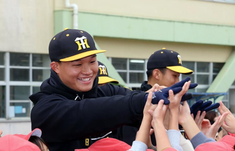 笑顔で子どもたちとタッチする森下（１２月５日撮影）