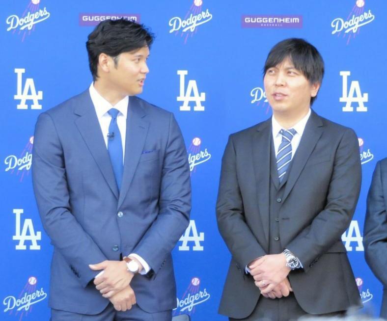 　入団会見に臨んだ大谷（左）＝撮影・小林信行