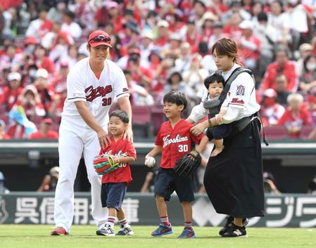 　始球式に向かう（左から）一岡氏、次男・凌生くん、長男・大凱くん、三男・伊織くん、妻・紀美子さん＝１０月１日