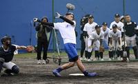 　打撃を披露するイチロー氏（代表撮影）