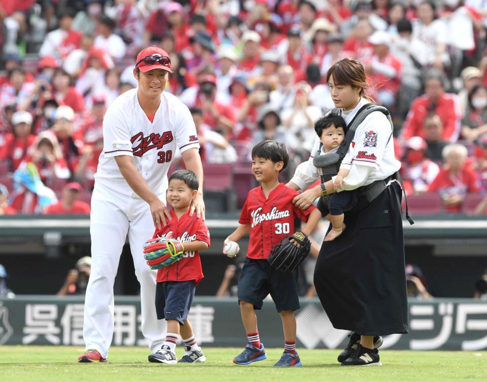 　始球式に向かう（左から）一岡氏、次男・凌生くん、長男・大凱くん、三男・伊織くん、妻・紀美子さん＝１０月１日