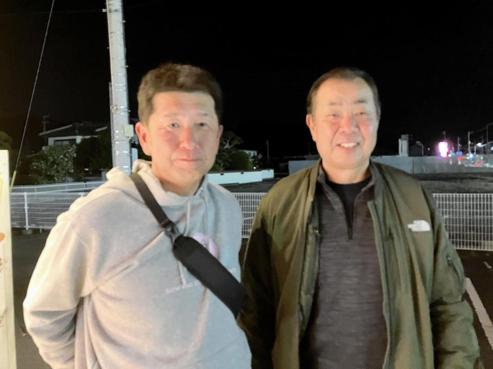 　鳴門の先輩で現在松茂町会議員を務める元広島の川端順さん（右）と住友健人さん