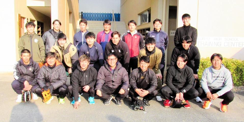 　広陵の野球教室に参加した同校ＯＢのプロ野球選手と同校・中井哲之監督（中央）＝１２月２９日