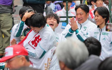 　ゴールしたアンカー・宇田川瞬矢を抱きしめる青学大メンバーと原監督（右から２人目）＝３日