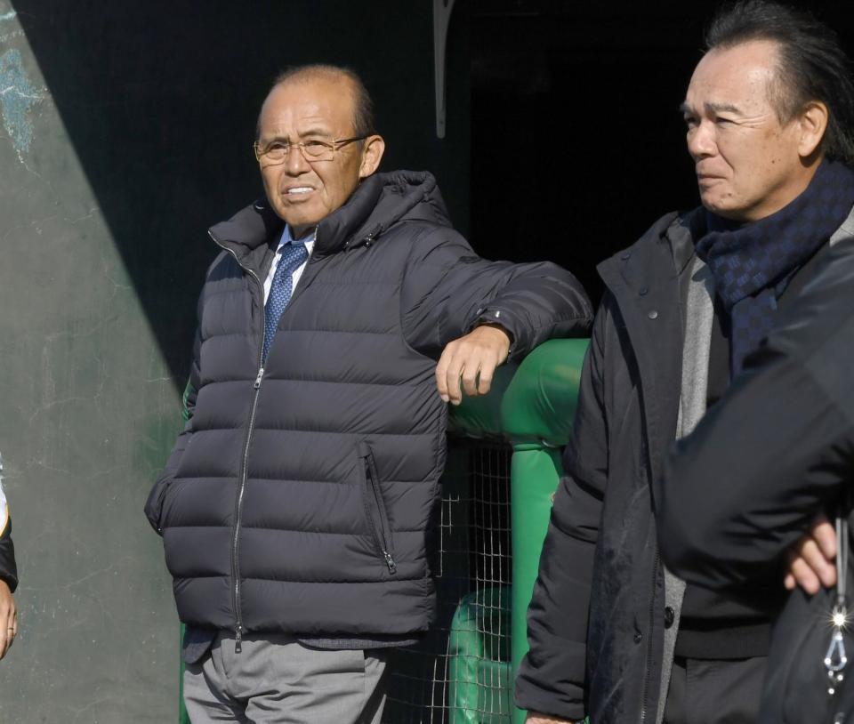 　新人の自主トレを視察する岡田監督と和田２軍監督＝９日