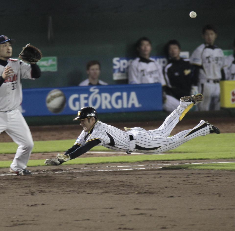 　２０１２年４月のヤクルト戦、平野は一塁にヘッドスライディングし内野安打とする