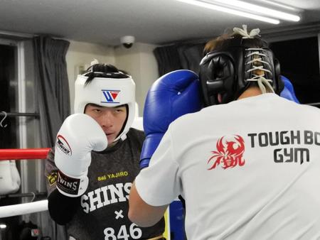 　デビュー戦へ向けてスパーリングに熱がこもる岡森祐太