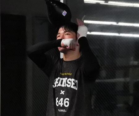 　集中してパンチングボールを打つ岡森祐太