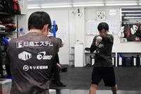 　鏡の前でフォームをチェックする岡森祐太