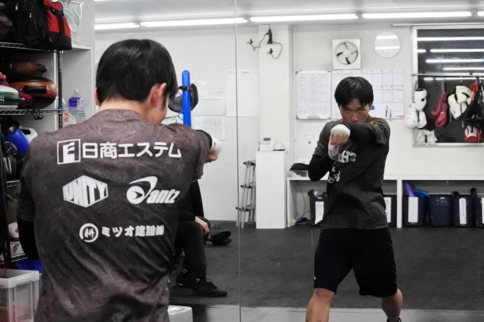 　鏡の前でフォームをチェックする岡森祐太