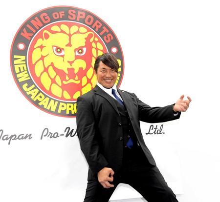 　笑顔でポーズを決める新日本プロレス・棚橋弘至新社長＝２０２３年１２月２３日