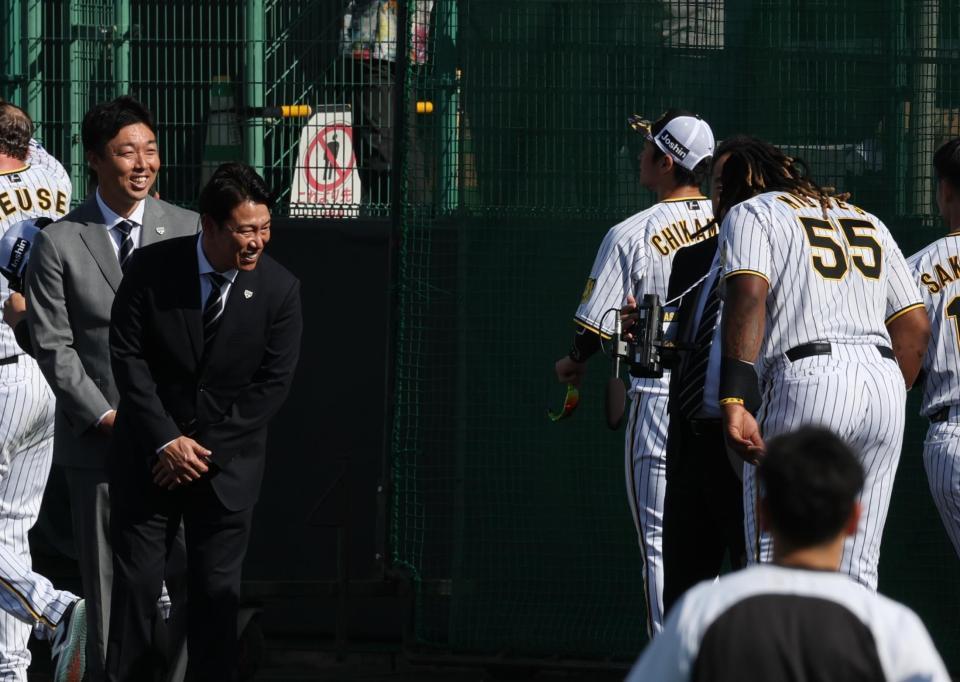 　侍ジャパン井端監督に、ペコリと頭を下げてあいさつするミエセス＝２月２日