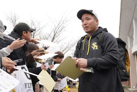 【野球】なぜ山川穂高を取り巻く空気感に変化が生じたのか　入団発表直後の嫌悪感は薄れ、日増しに拍手と歓声が右肩上がりに